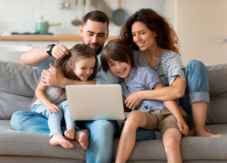 Familia usando internet de fibra óptica Netcond
